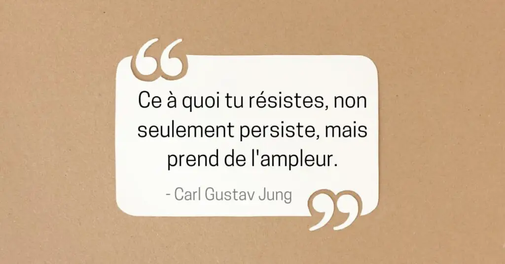 Une citation de Carl Gustav Jung disant "Ce à quoi tu résistes non seulement persiste, mais prend de l'ampleur". Tu peux aussi voir un timbre qui présente un portrait de C.G. Jung.