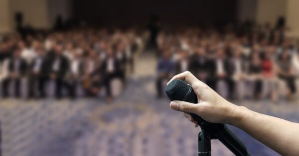 Do Pânico ao Palco: Conquistando a Autoconfiança ao Falar em Público