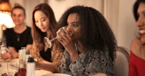 Gelassen genießen: Ohne Angst vor Anderen essen und trinken